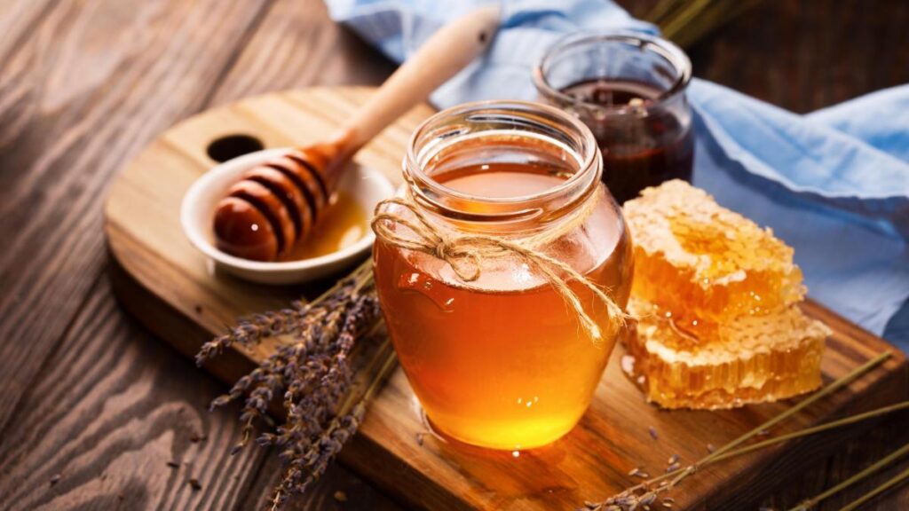 Endulzar café con miel
