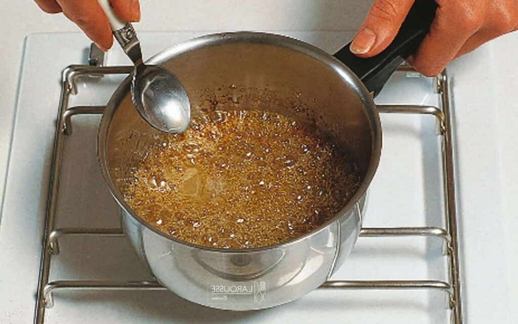 Como preparar caramelo con azúcar en un cazo